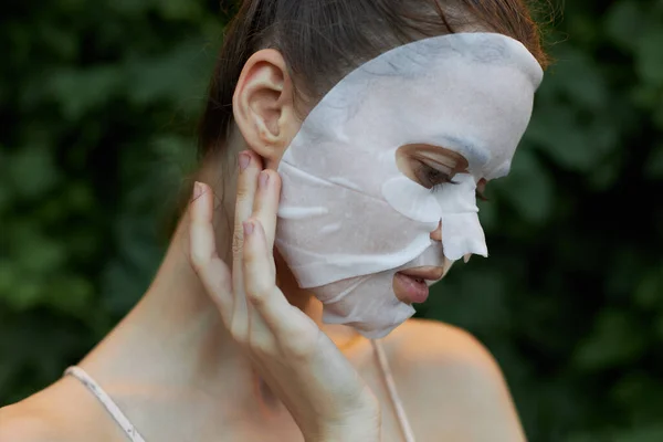 Portrait d'une femme masque facial Rajeunissement des yeux fermés — Photo