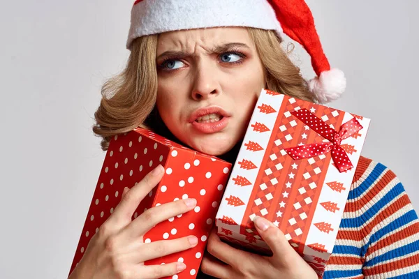 Femme heureuse avec des cadeaux de Noël dans les mains et chapeau rouge sur la tête nouvelles vacances année vue recadrée — Photo