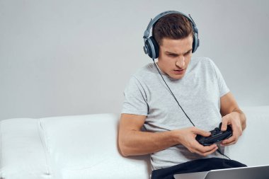 Bilgisayar başında, video oyunu teknolojisi kulaklığında joystick 'i olan bir adam.
