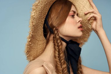 Saçları örgülü romantik insanlar. Arka planda gri bir şapka giyiyorlar.