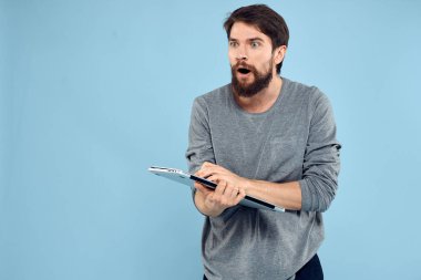 Elinde tableti olan adam teknoloji yaşam tarzı kablosuz aygıt mavi arkaplan