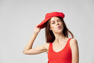 Neşeli kadın, kırmızı şapkayı kafasına geçirir. 