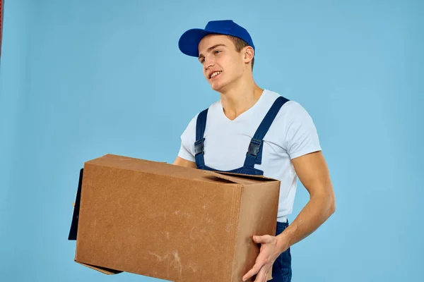Человек работник с картонной коробки доставки погрузчик образ жизни синий фон — стоковое фото