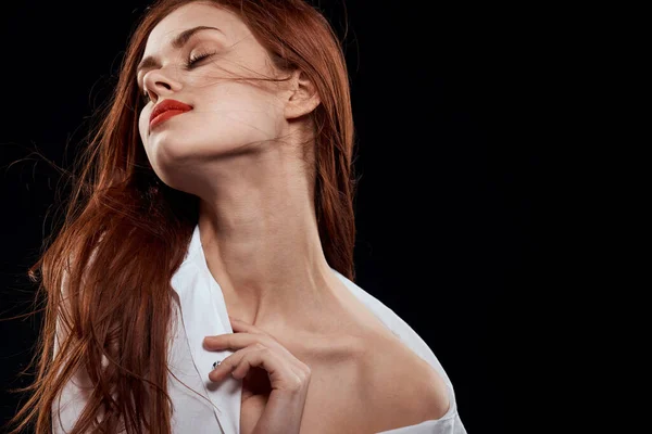 Schöne Frau eleganten Stil rote Lippen aufgeknöpft weißes Hemd Nahaufnahme schwarzer Hintergrund — Stockfoto