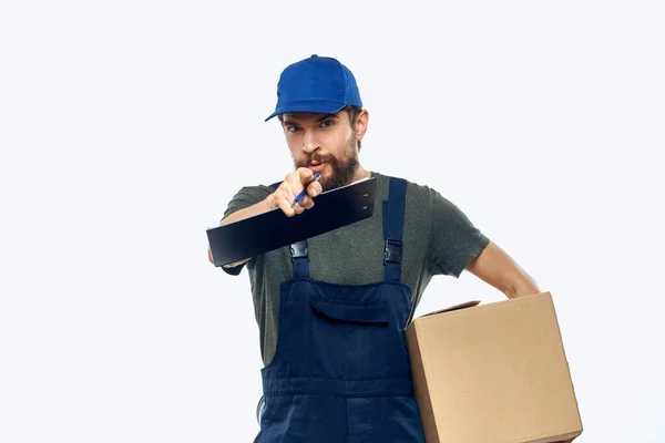 Man in het werken uniform doos levering lader koerier lichte achtergrond — Stockfoto