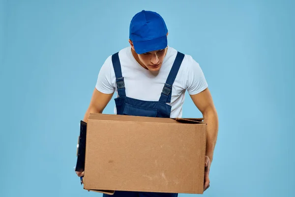 Homme travailleur avec boîte en carton livraison chargeur style de vie fond bleu — Photo