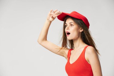 Şaşırmış bir kadın, ağzı açık, kırmızı kapüşonlu. 