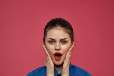 Mavi gömlekli, elleri parlak makyajlı, duygusal bir kadın portresi. Boşluğu kopyala.