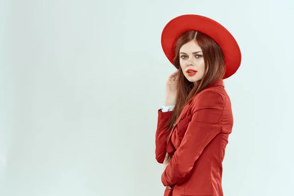 Vacker kvinna i hatt röda läppar jacka charm livsstil studio ljus bakgrund — Stockfoto