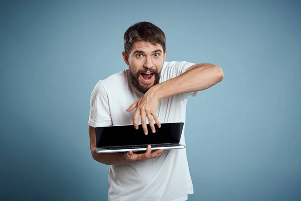 Homem mostra aberto laptop teclado monitor emoções modelo azul publicidade fundo Copiar Espaço — Fotografia de Stock