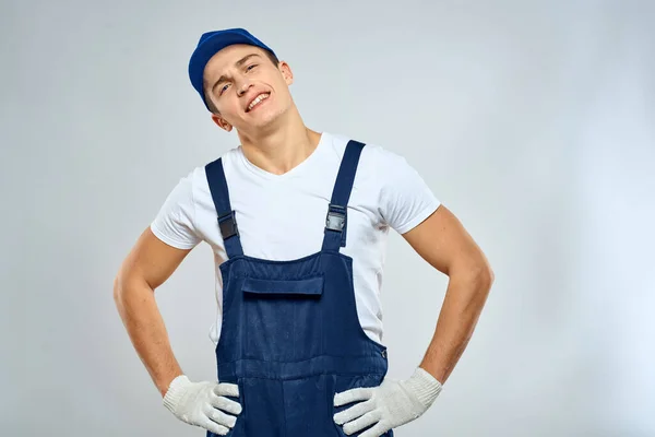 Uomo lavoratore in carrello elevatore uniforme consegna servizio luce sfondo — Foto Stock