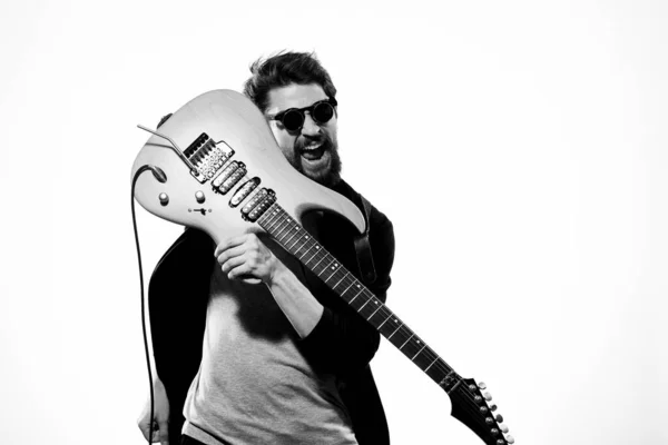 Człowiek z gitarą w rękach muzyk rock star performance styl życia światło tło — Zdjęcie stockowe