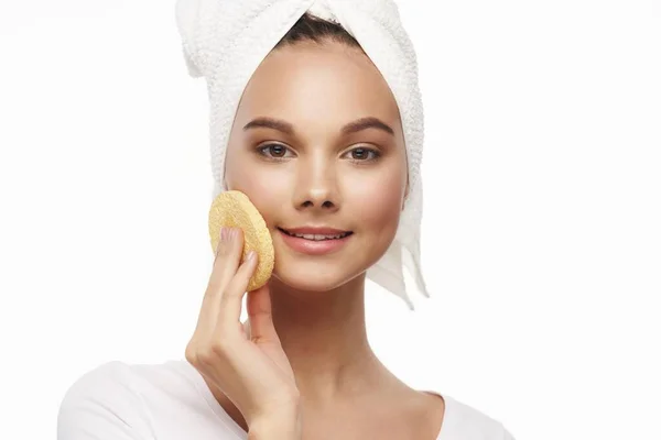 Čistá pokožka obličeje měkká houba okouzlující dívka s ručníkem — Stock fotografie