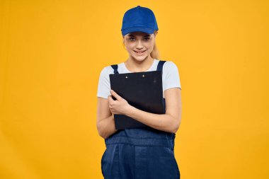 İş üniformalı kadın kurye servisinin sarı geçmişini belgeleyecek.