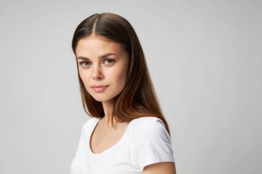  Kadın yüzü, uzun saçlı, beyaz tişört açık arkaplan