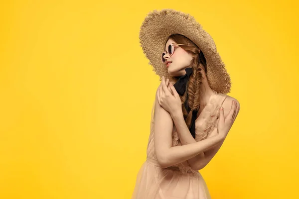 Senhora romântica em chapéu de palha óculos de sol modelo vestido emoções — Fotografia de Stock