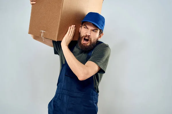 Trabalhador masculino carregando caixas de entrega em mãos embalagem estilo de vida — Fotografia de Stock