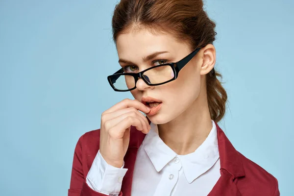 Negócios mulher óculos vermelho jaqueta estilo de vida confiança azul fundo — Fotografia de Stock