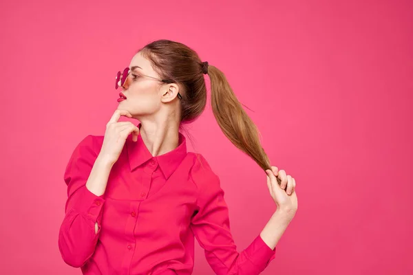 Donna in camicia rosa e occhiali marroni ritagliato visualizzare le emozioni modello di moda gesturing mani ritratto — Foto Stock