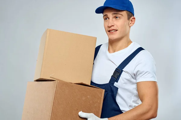 Arbeiter in Uniform mit Kisten in der Hand — Stockfoto