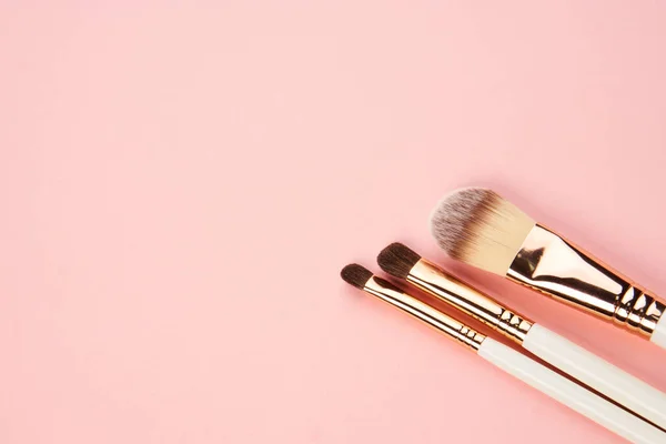 Sombra de ojos maquillaje cepillos colección cosméticos profesionales accesorios sobre fondo rosa —  Fotos de Stock