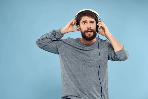 Άνθρωπος φορώντας ακουστικά μουσική συναίσθημα τρόπο ζωής σύγχρονη τεχνολογία στυλ μπλε φόντο — Φωτογραφία Αρχείου