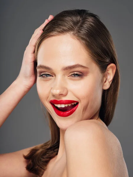 Kırmızı dudaklı mutlu kadın kameraya gülüyor. — Stok fotoğraf