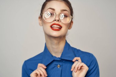 Mavi gömlekli ve gözlüklü duygusal kadın portresi parlak makyaj modeli arka plan kırpılmış görünüm kopyala