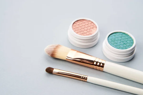 Maquiagem escova a coleção de sombra de olhos cosméticos profissionais em fundo cinza — Fotografia de Stock
