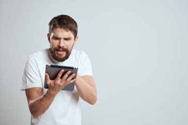 Tabletli duygusal adam ekranda yeni teknolojilere dokunuyor. Işıklı arka plan kırpılmış görünüm. Boşluğu kopyala