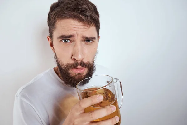 Homme émotionnel avec une grande tasse de bière boisson alcoolisée geste avec ses mains état d'ivresse — Photo