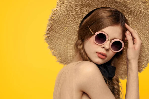 Senhora romântica em chapéu de palha óculos de sol modelo vestido emoções — Fotografia de Stock