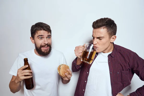 Deux amis boire de la bière loisirs plaisir alcool amitié style de vie lumière arrière-plan — Photo