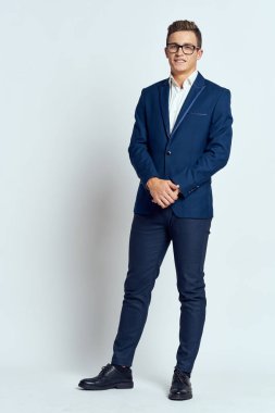 Gözlük takan takım elbiseli bir iş adamı. Kendine güvenen bir yönetici.