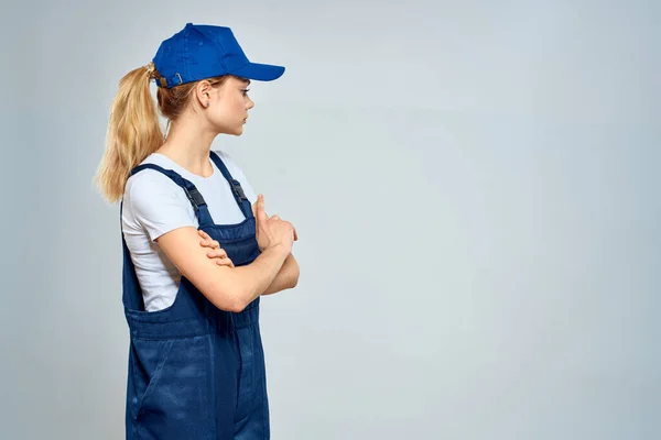 Женщина в рабочей форме голубой колпачок службы доставки света фон — стоковое фото
