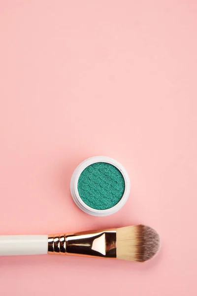 Eyeshadow maquiagem pincéis coleção profissional cosméticos acessórios em fundo rosa — Fotografia de Stock
