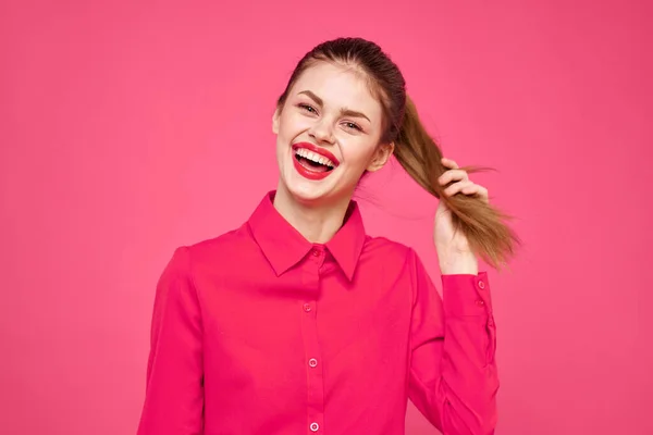 Menina atraente na camisa rosa vista recortada maquiagem brilhante lábios vermelhos gesticulando com as mãos espaço de cópia — Fotografia de Stock