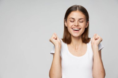 Neşeli, kapalı gözler, gülümse beyaz tişört. 