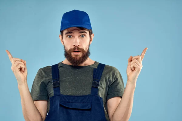 Mann in Arbeitsuniform einheitliche professionelle Arbeit Lebensstil Lieferservice blauer Hintergrund — Stockfoto