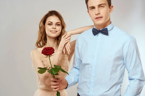 Férfi és nő vörös rózsa romantika szerelem család nyaralás — Stock Fotó