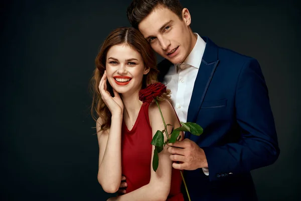 Krásný pár kouzlo objetí životní styl vztah růže luxusní tmavé pozadí — Stock fotografie