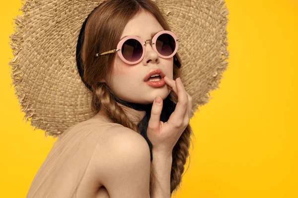 Romántica dama en paja sombrero gafas de sol modelo vestido emociones — Foto de Stock