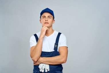 Üniformalı çalışan adam, servis hizmeti ışık arka planı