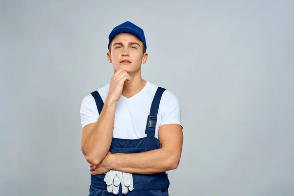 Trabalhador homem em serviço uniforme estilo de vida serviço de entrega luz fundo — Fotografia de Stock