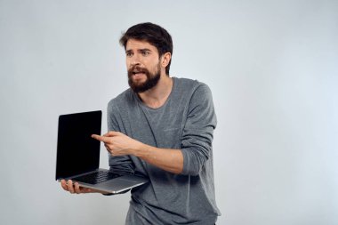 adam dizüstü bilgisayar teknolojisi internet işi iletişim ışığı arka planı