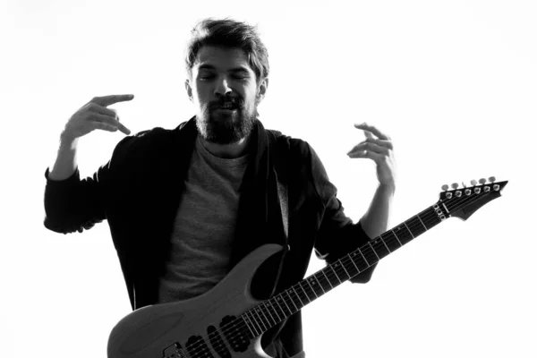 Männlicher Musiker mit Gitarrenmusik Rockstar Licht Hintergrund — Stockfoto