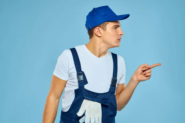 手袋ローダーレンダリングサービス青の背景の制服で働く男 — ストック写真