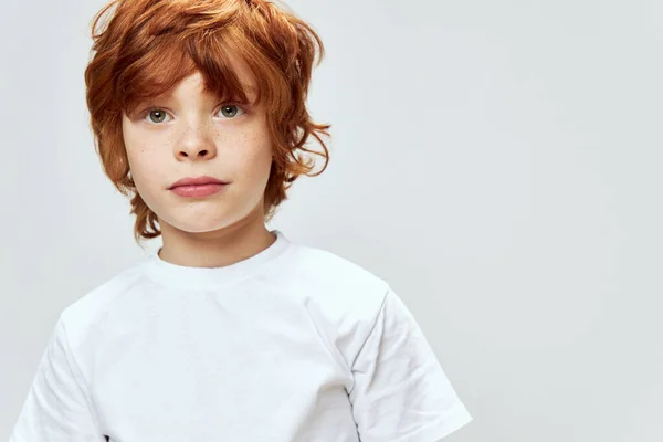 Redhead boy close-up cropp άποψη λευκό t-shirt στούντιο — Φωτογραφία Αρχείου
