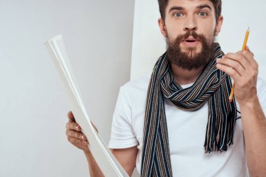 Sandalyede oturan erkek sanatçı fırça resim sehpası, yaratıcı ışık arka planı