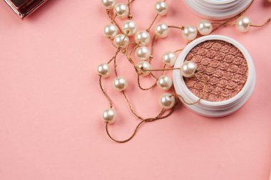 Kozmetik aksesuarlar, göz farları makyaj malzemeleri, eşyalar, profesyonel kozmetik ürünler. 